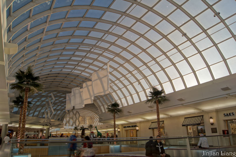 Apple's new store will be at the Galleria Dallas. In addition to being a beautiful mall, it's also outside the reach of the notoriously patent-friendly Eastern District of Texas.