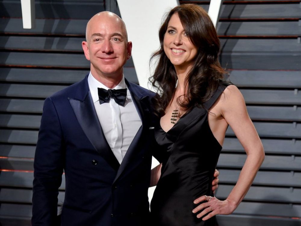 3. After divorcing MacKenzie and giving up 25% of the Amazon stock co-owned by the couple, Bezos still kept his ranking as the richest person in the world.