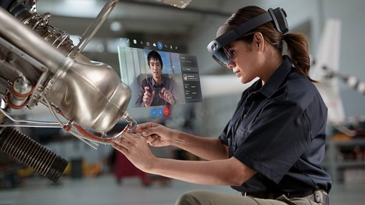 Don't expect the kind of seamless blend you see in this PR image from Microsoft. If HoloLens 2 is capable of producing this kind of image, I didn't see it.