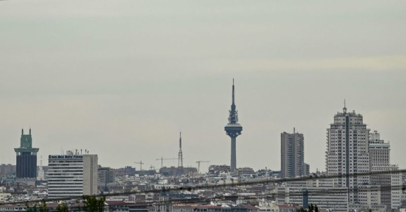 Photograph of the Madrid skyline on an overcast day.