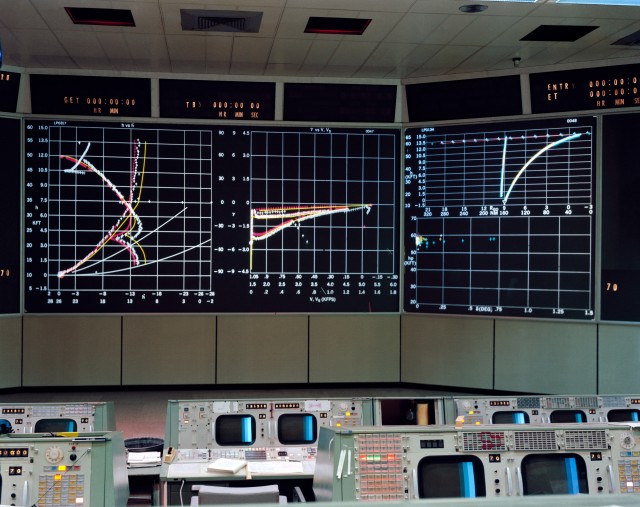 Eidophor projections of the Apollo 11 lunar module descent stage trajectory during the first manned lunar landing. The Eidophor video projectors showed a very sharp image.