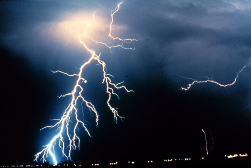 Image of a heavily branched lightning strike.