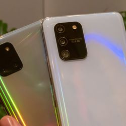 Note 10 Lite in gold, S10 Lite in white