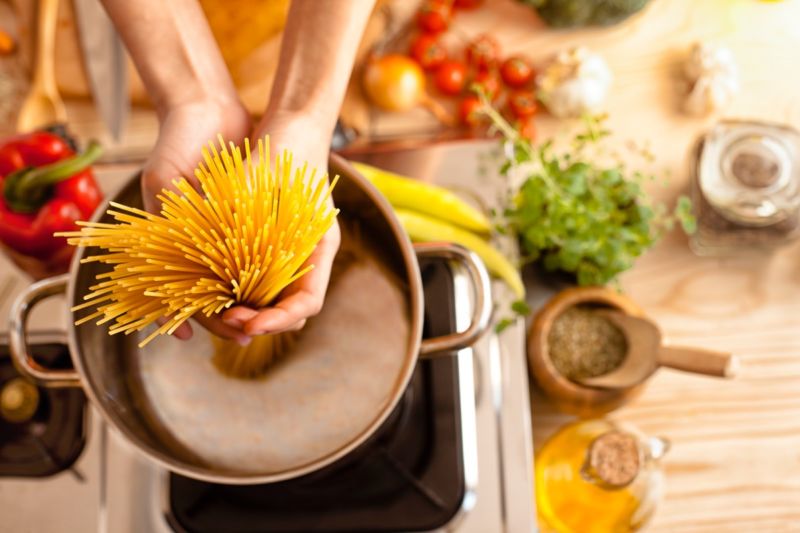 A new model predicts the way a spaghetti rod turns from straight to curly as it cooks.