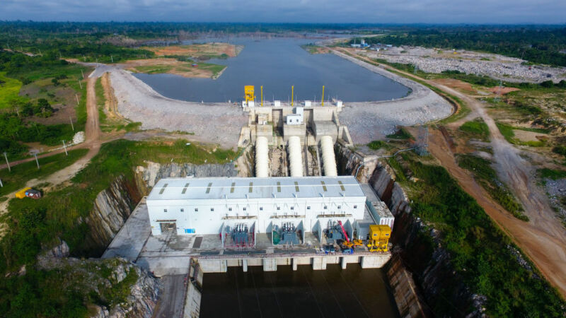 Image of a dam and generating building.