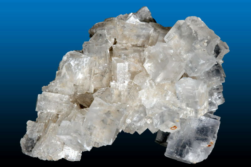 Image of a large crystal of salt.