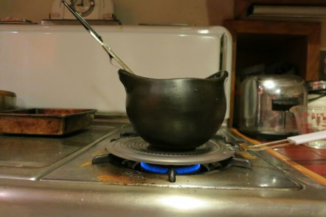 A La Chamba ceramic pot in use during the experiment. 