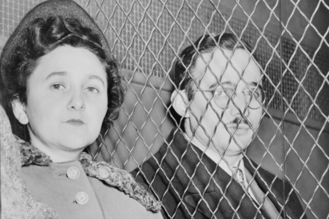 Julius and Ethel Rosenberg, separated by a heavy wire screen as they leave a US courthouse after being found guilty by a jury in 1951. 