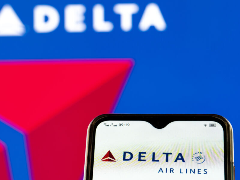 Delta stole its pilot’s messaging app, should pay $1 billion, lawsuit alleges