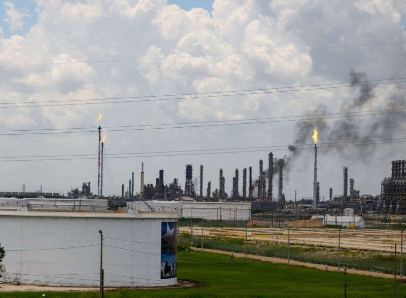 Image of an oil refinery.