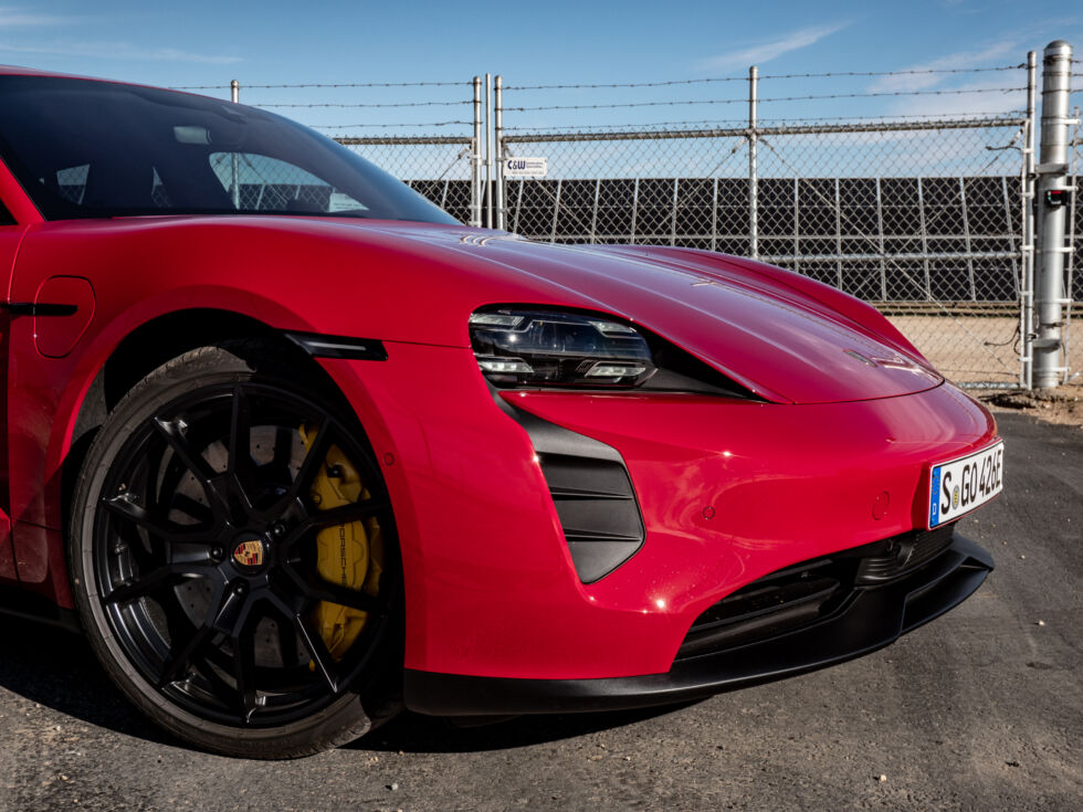 The big 21-inch alloy wheels do terrible things for the car's drag coefficient and range efficiency, but they look so good. This car was fitted with the optional ceramic brakes, as indicated by the yellow calipers.