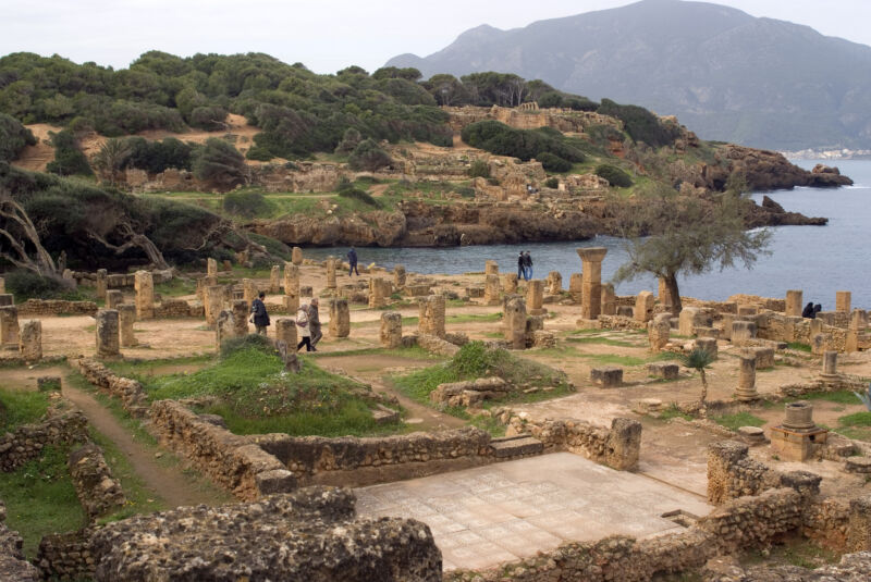 Image of archeological ruins as the oceanside.