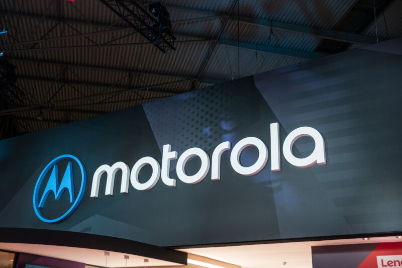 Motorola takes the #3 US smartphone spot now that LG is gone