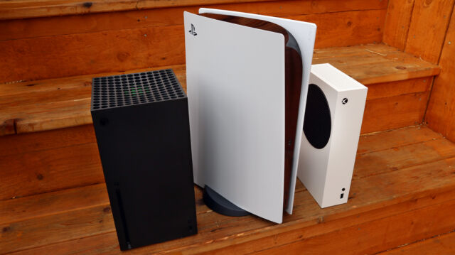 L-R: Xbox Series X, PlayStation 5, Xbox Series S.