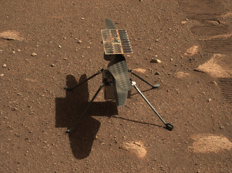 NASA’s <em>Ingenuity</em> Mars helicopter is seen here in a closeup taken by Mastcam-Z, a pair of zoomable cameras aboard the Perseverance rover.”><figcaption class=