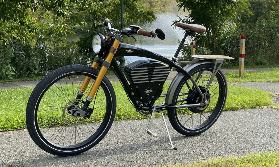 The kickstand and pedals stand out from the motorcycle aesthetic, unlike the rack, which is more subdued and blends in with the curvy design.