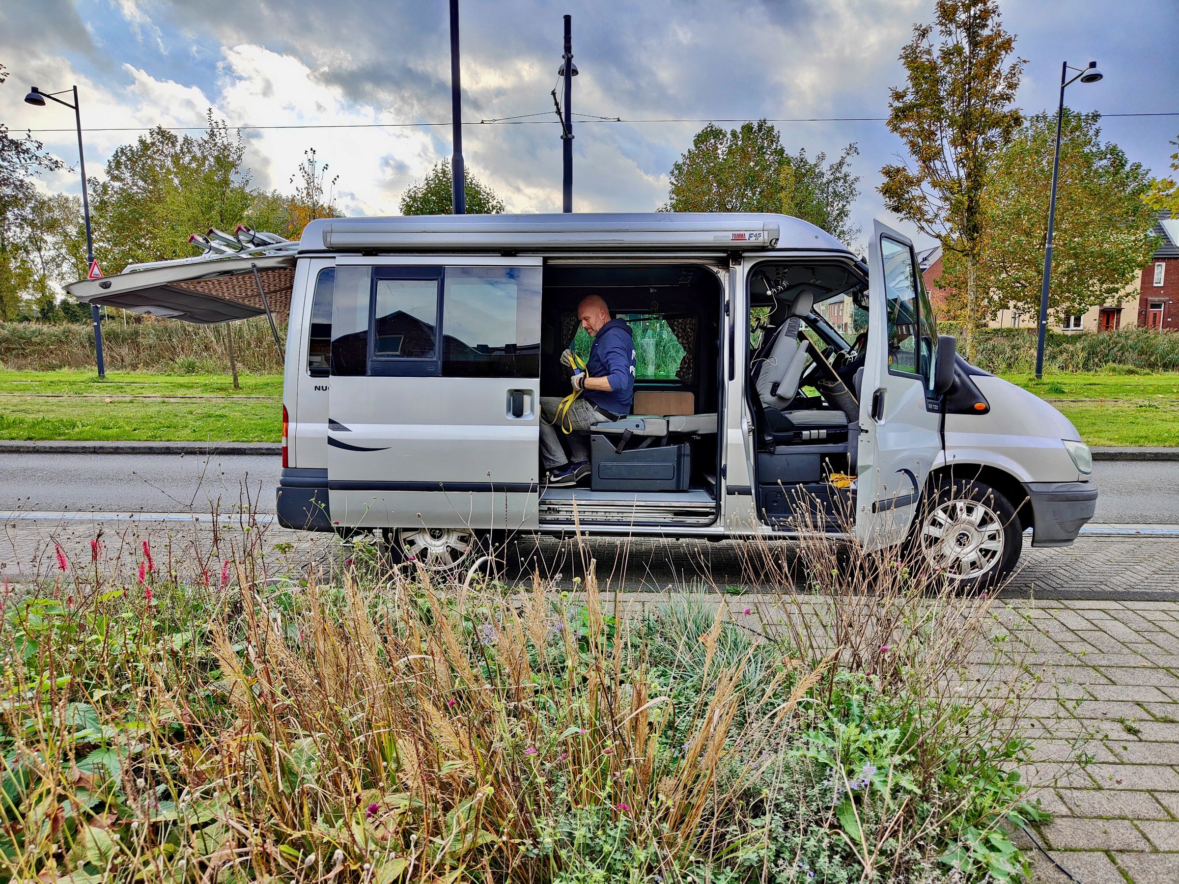 Roel installing his entry-level Power Kit in his small Ford Westfalia campervan.