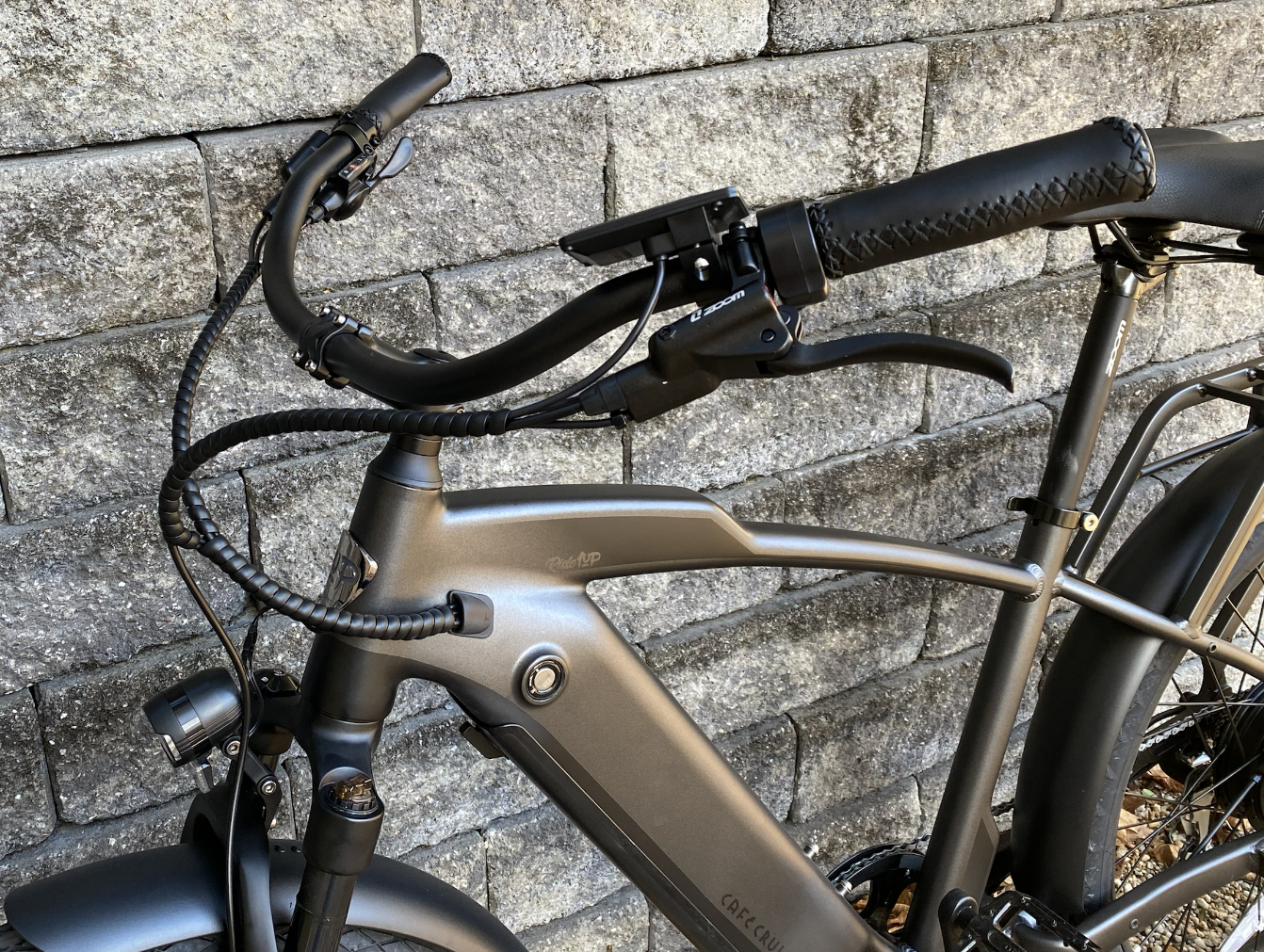 Swept handlebars with faux leather grips and a front suspension is an odd combination. 