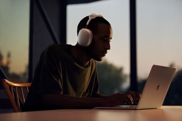 Apple AirPod Max headphones are $480 at Best Buy right now.