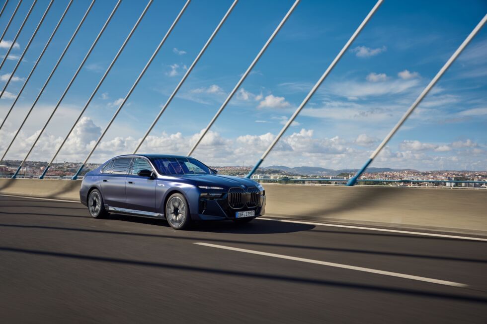 The autoestrada that stretches over the Vasco de Gama bridge was the i7's ideal habitat.