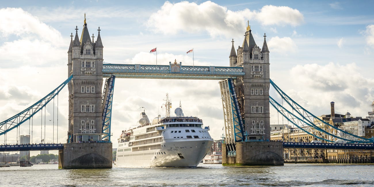 The Silver Wind under the London bridge