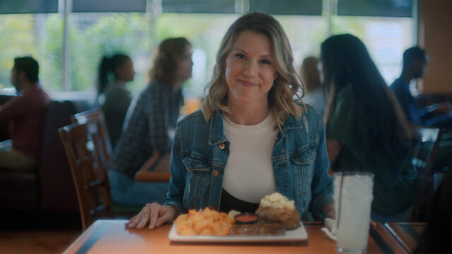 Before Jodie Sweetin uttered her “how rude” catch phrase on Full House, she was shoveling shrimp into her mouth in a commercial for Sizzler. Over 35 years after Sweetin made […]