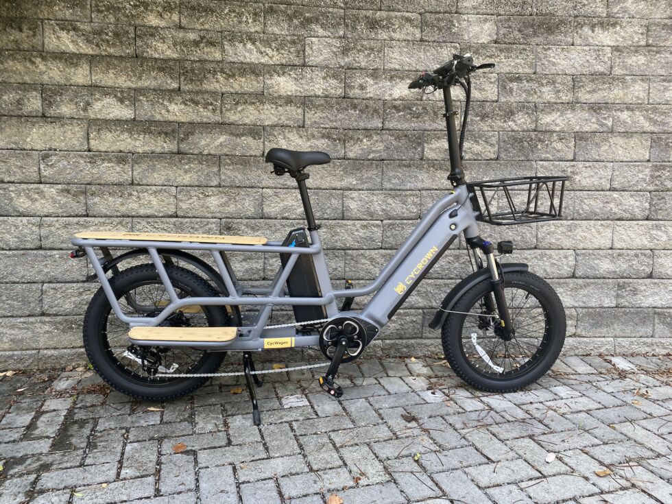 Even at its maximum extension, the seat was very low and close to the pedals, which were in turn very close to the ground.