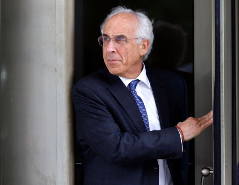 Andrew J. Pincus, attorney for TikTok and ByteDance, leaves the E. Barrett Prettyman US Court House with members of his legal team as the U.S. Court of Appeals hears oral arguments in the case <em>TikTok Inc. v. Merrick Garland</em> on September 16 in Washington, DC. “><figcaption class=