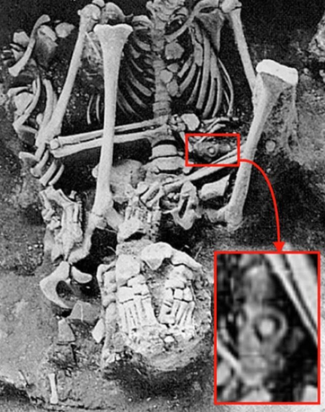 Human sacrifice with original skull whistle (small red box and enlarged rotated view in lower right) discovered 1987–89 at the Ehecatl-Quetzalcoatl temple in Mexico City, Mexico.