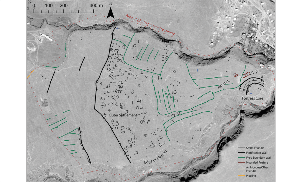 gray map of a promontory between two gorges, with walls and buildings marked and labelled.